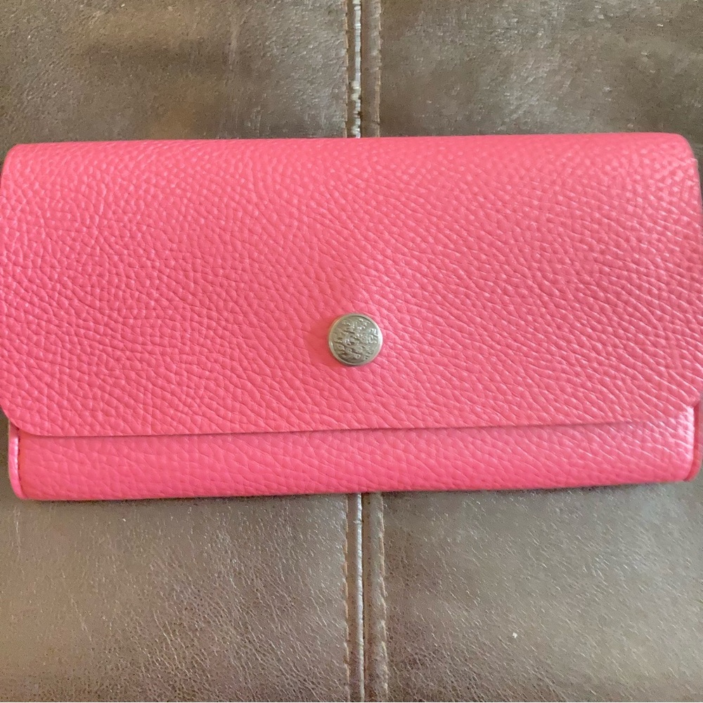 Woman’s Guang Tong wallet